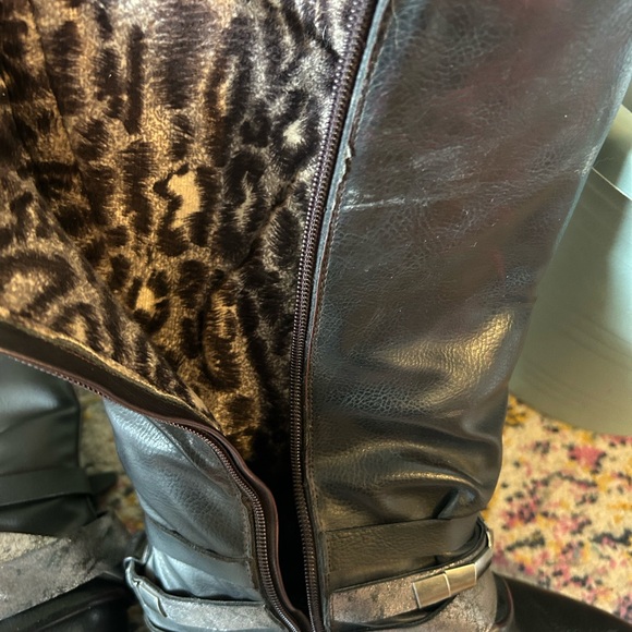 Stylish Black Lined Boots - Picture 6 of 7